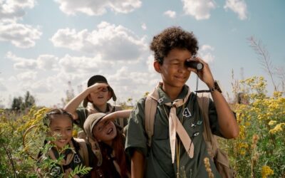 kids looking through binoculars